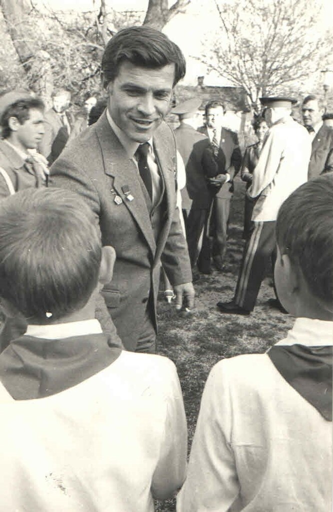    Летчик-космонавт Александр Сербов поздравляет пионеров на подворье семьи Степановых. 1984 г. Знамя Труда