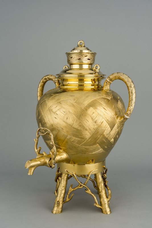 Самовар. Серебро, слоновая кость; литье, чеканка, гравировка, золочение. Фирма братьев Грачевых, 1881 год. © Музей Фаберже