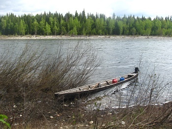 Фотографии Татьяны Немшановой. Река Манья. Весна в горах Приполярного Урала Сибири ХМАО Югра Зауралье Тайга Крайнего Севера ХМАО Югра. Разлив реи. Деревянная лодка горнячка.