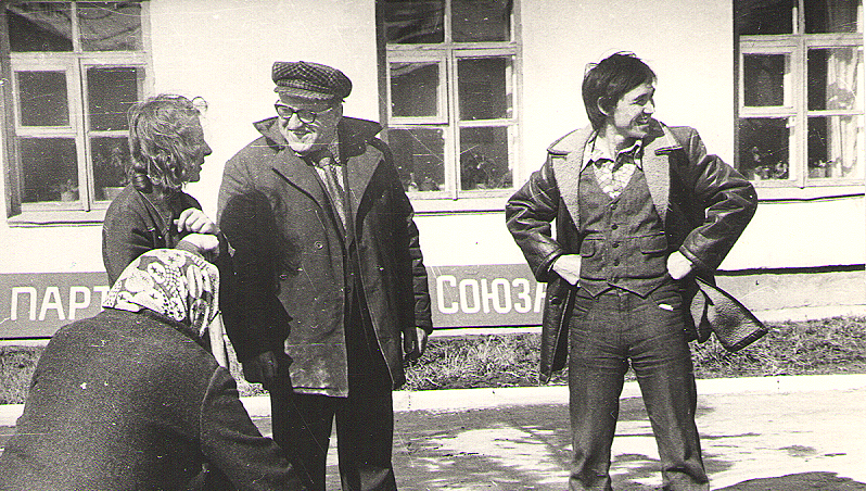    Фото из архива Николая Зайкова. На переднем плане редактор Колотов. Сам Зайков - последний слева на фотографии