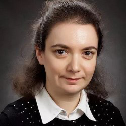 — Трудность состоит в выборе: с одной стороны, сохранение ключевой ставки на рекордном уровне с октября прошлого года при снижающейся инфляции и все более очевидном замедлении экономики создает риск «переохлаждения» экономической активности. С другой — начало снижения ключевой ставки до достижения устойчивости и достаточной скорости снижения инфляции создает риск, что она снова начнет расти, — говорит она.