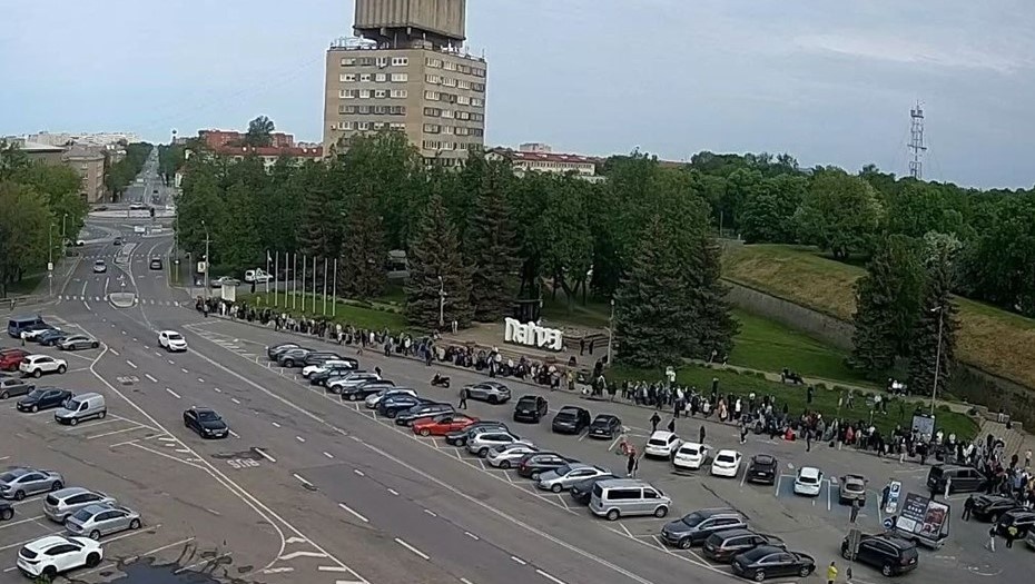    Очередь у границы Эстонии с РФ в Нарве. 5 июня 2025 года. Автор фото: balticlivecam.com/снимок с видео