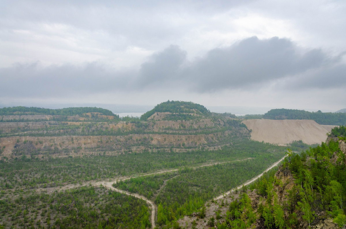 Как кальдерра потухшего вулкана, правда неправильной формы