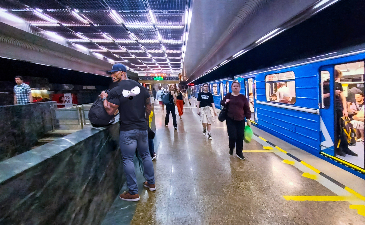 Екатеринбургский Метрополитен, станция Геологическая, вход в ТРЦ "Гринвич"