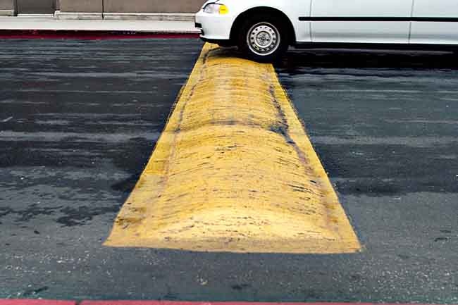 Если лежачий полицейский установлен правильно и по стандартам, то в совокупности с соблюдением скоростного режима автомобиль повреждаться не должен. Но так – в идеале