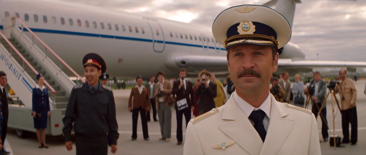 Виктор Добронравов в роли отца Коли летчика Лазарева