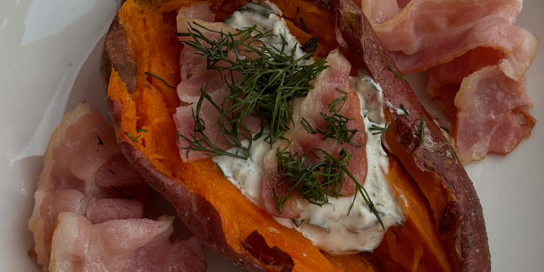Рецепт запечёного батата с соусом дзадзики и беконом🍠🥓🌿