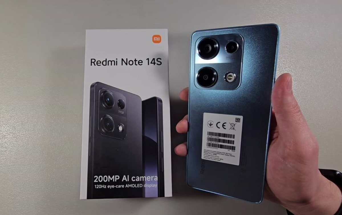 Впечатление от первого взгляда положительное. Телефон не «люфтит», выглядит прочным и надёжным. Иллюстрация: YouTube канал MaximumMobile