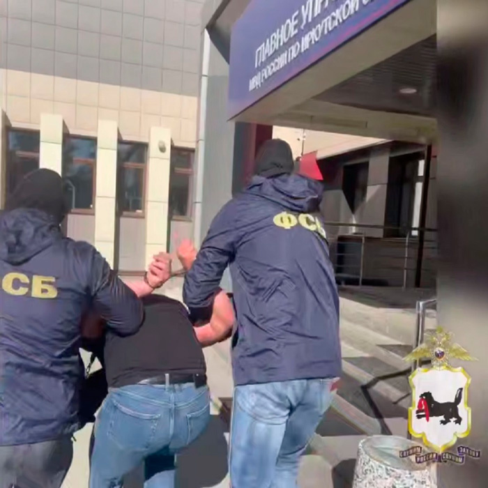 Их подозревают в том, что они поддерживали, распространяли и сохраняли преступные традиции и обычаи экстремистского движения.