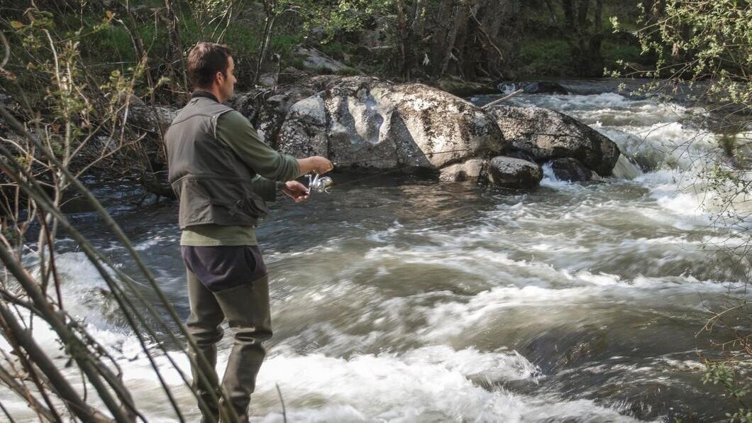 Рыбалка на горной реке. Источник: freepik.com