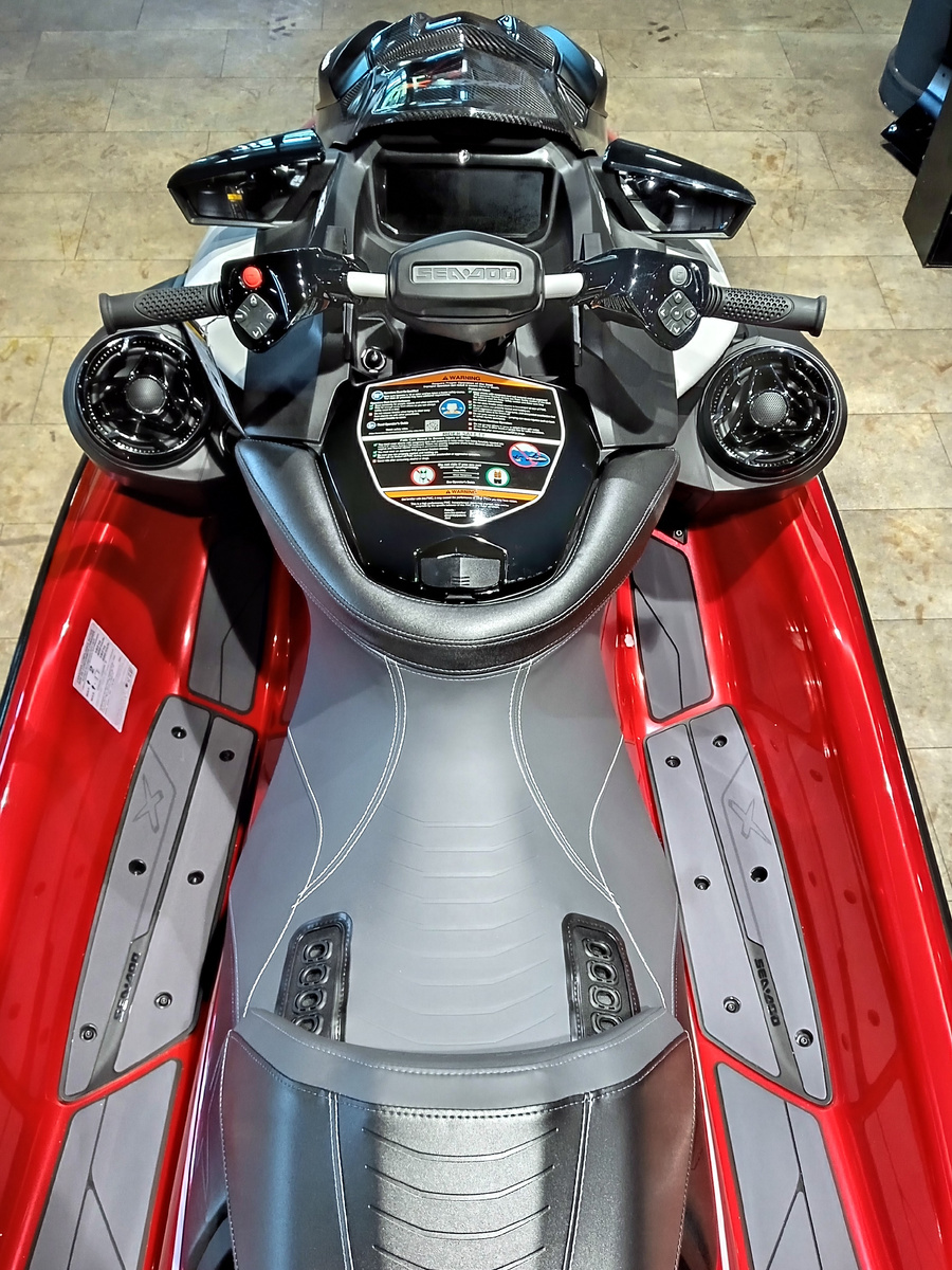 Кокпит ErgoLok гадроцикла BRP. RXP 325 в салоне Formula7 Юг на 27 км МКАД