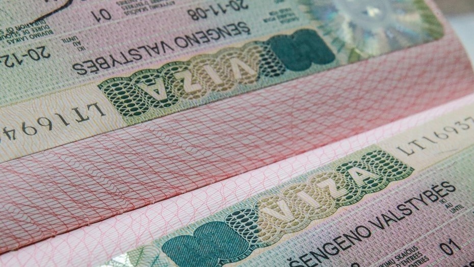   Шенгенская виза в загранпаспорте гражданина РФ. Иллюстрация. Автор фото: Сергей Коньков