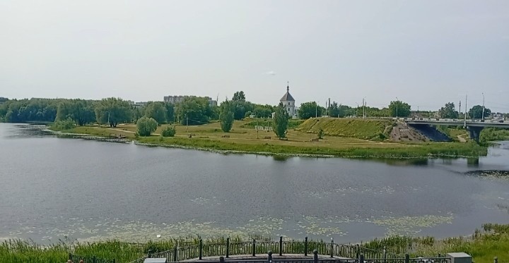 Вид на Покровскую церковь, которая находится в ландшафтном парке Тьмака