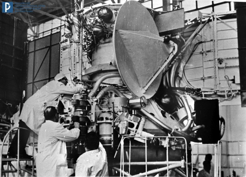 Орбитальный аппарат АМС «Венера-9» в монтажно-испытательном корпусе. 1975 г. РГАНТД. Арх. № 1-20505