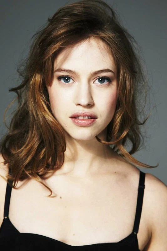 Актриса Лу де Лааж 