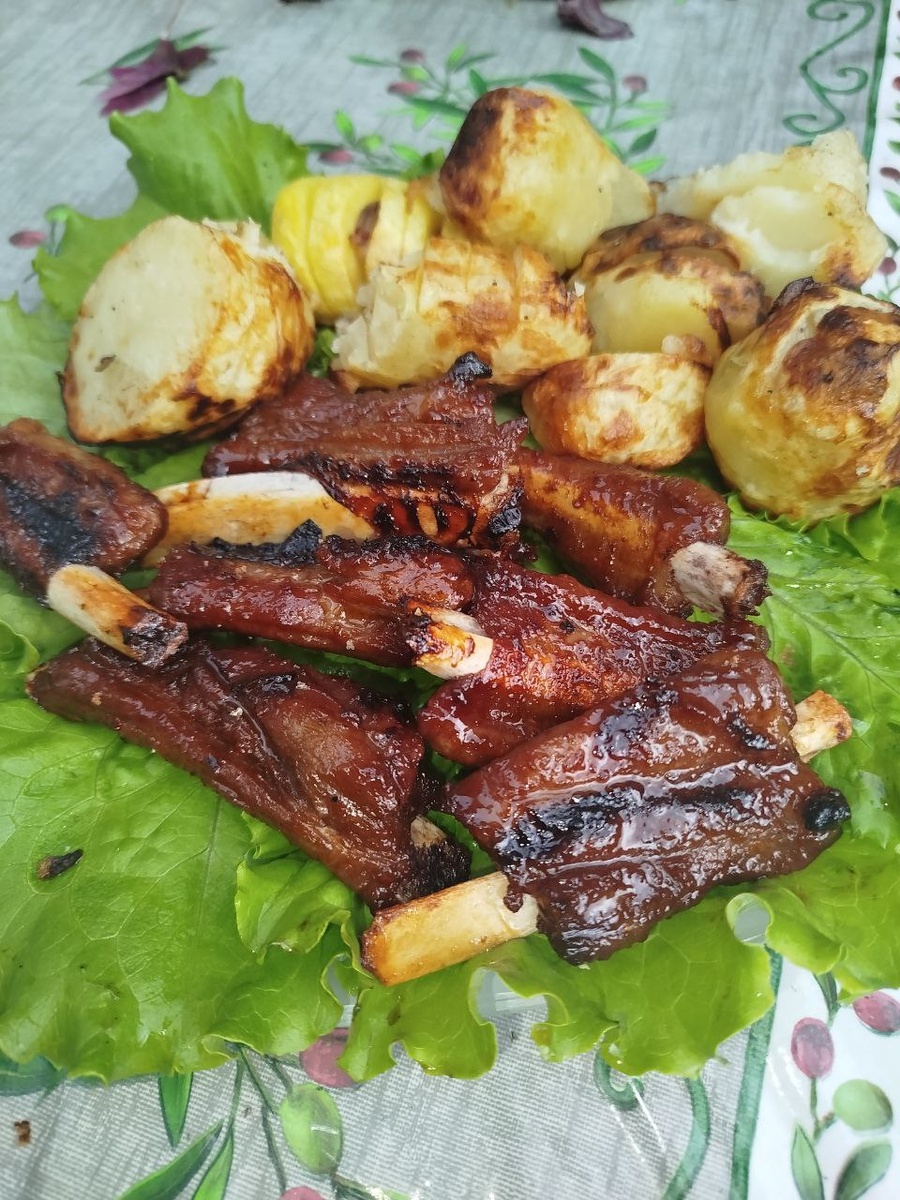 Рецепт знаменитых запеченных ребрышек в медовом соусе придумал в начале 1980-х годов американский шеф-повар итальянского происхождения Марио Букка. Он экспериментировал с рецептурой, пытаясь придумать необычное блюдо.

Однажды Марио решил запечь мясные ребрышки в соусе из меда, горчицы и томатов. К его радости, необычная комбинация пришлась по вкусу посетителям, и с тех пор блюдо стало фирменным в его ресторане.

Вскоре рецепт разлетелся по Америке, а потом и Европе, обретя всемирную популярность. Сегодня запеченные ребрышки - культовое мясное блюдо!