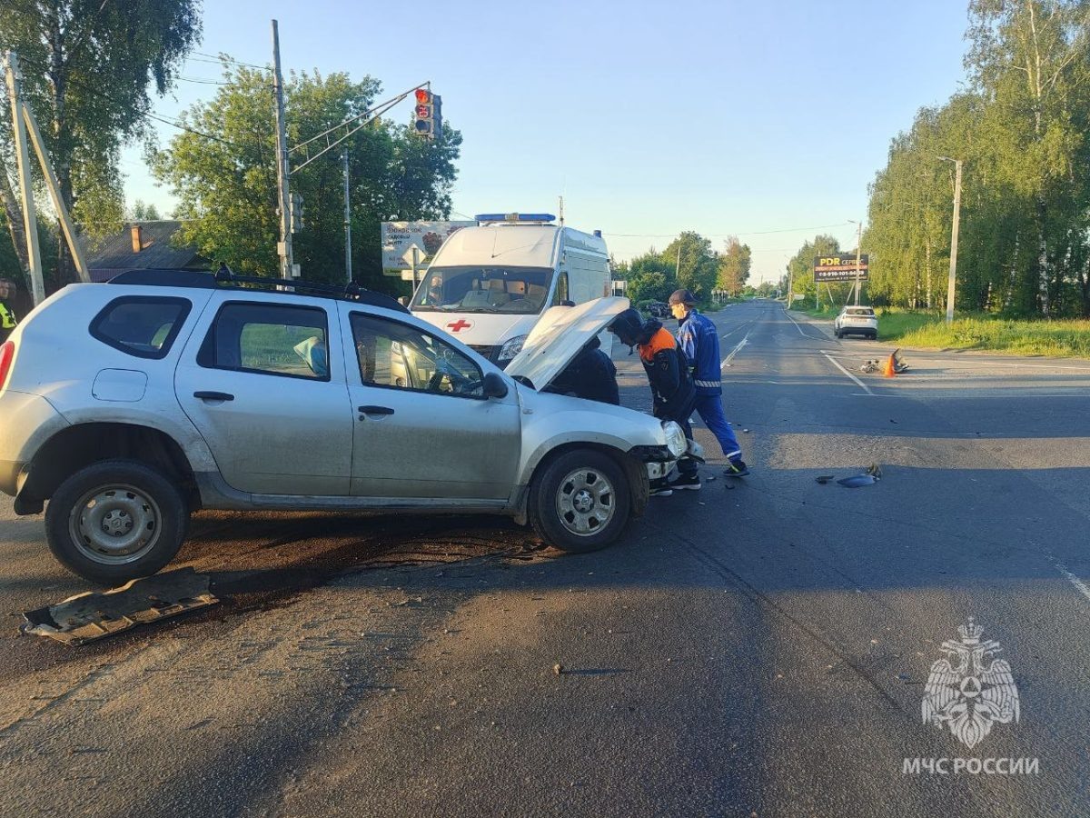     Прибывшие на место спасатели МЧС России деблокировали пострадавших и оказали им помощь до прибытия медиков