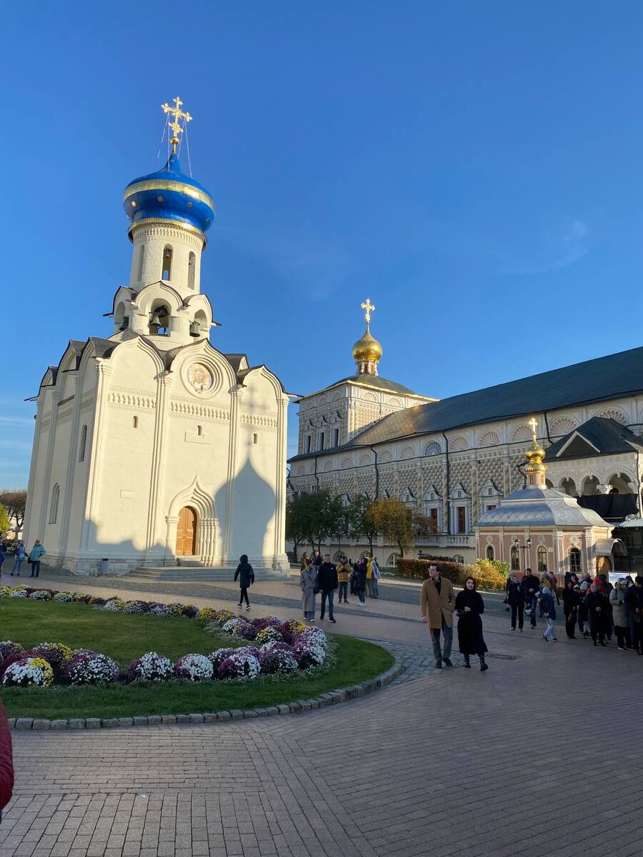 Октябрь 2023 года, внутри Троице-Сергиевой Лавры. Личный фотоархив автора.