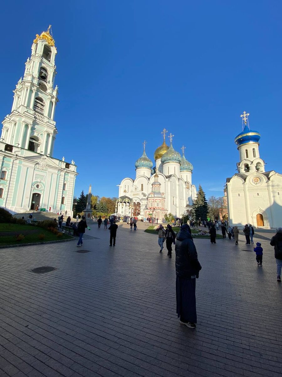 Октябрь 2023 года, внутри Троице-Сергиевой Лавры. Личный фотоархив автора.