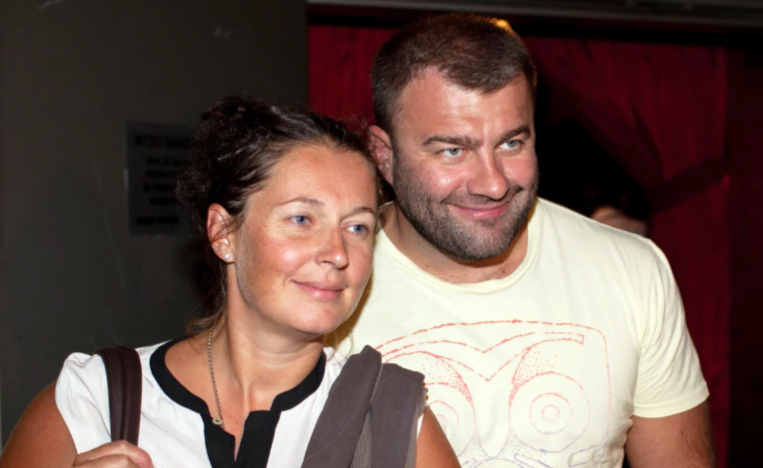 на фото Михаил Пореченков с женой Ольгой