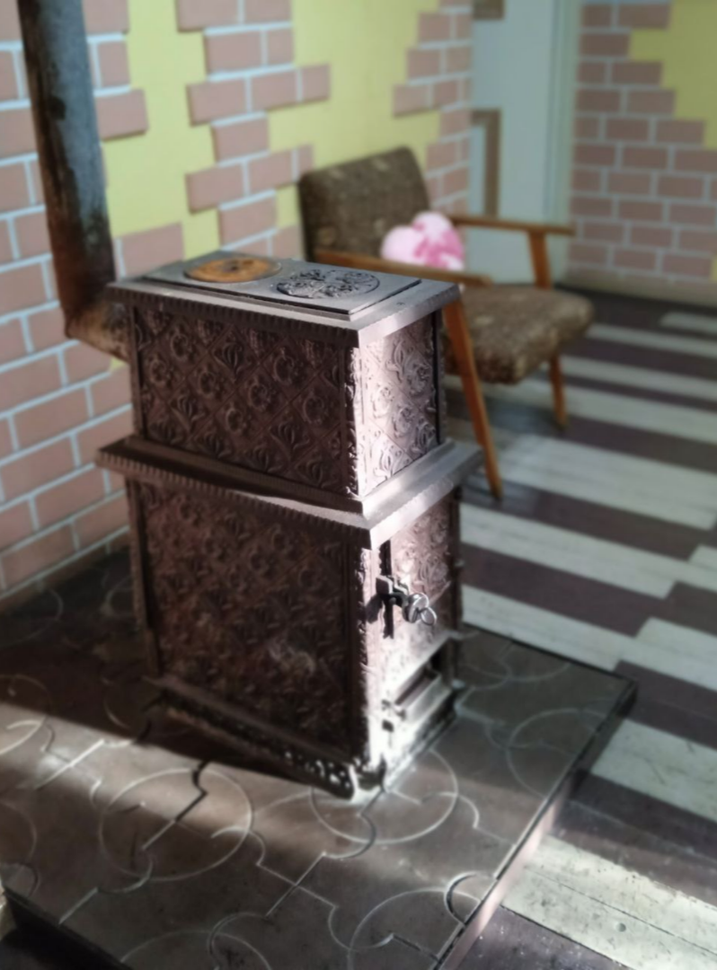 Есть газ, вода и дровяная чугунная печка с завитушками.