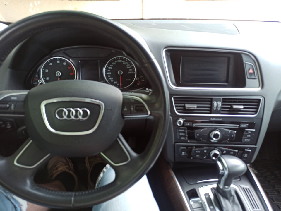 Интерьер AUDI Q5. Штатная магнитола без возможности подключения заднего вида