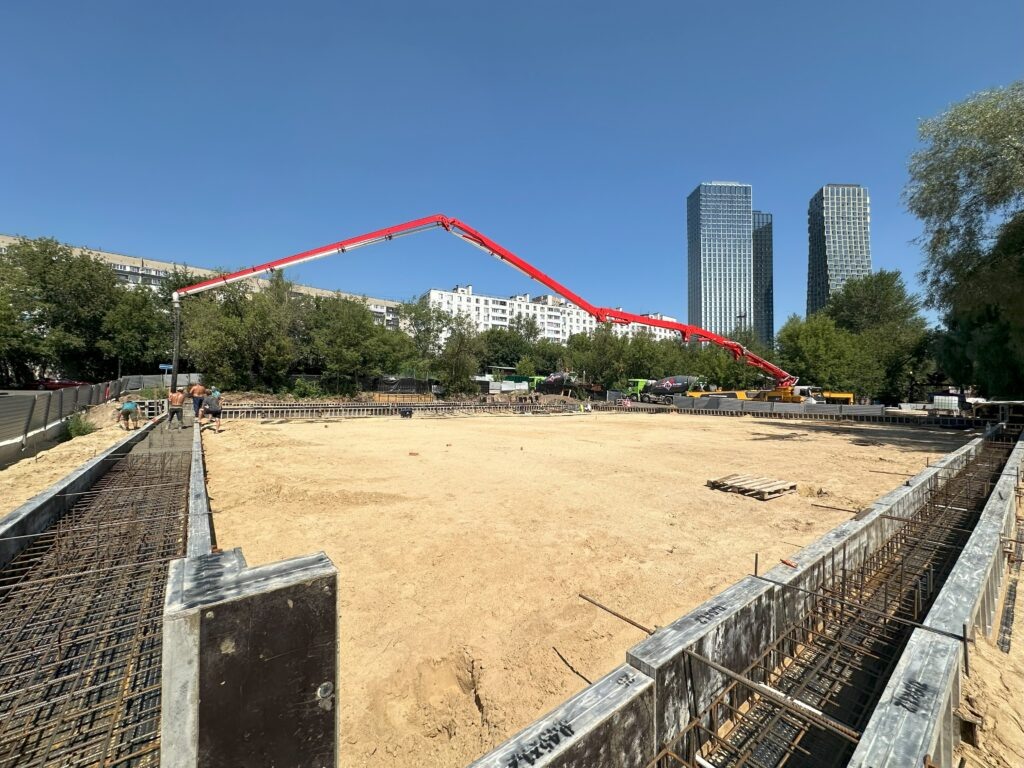 Автобетононасосы (АБН) с длиной стрелы от 16 до 65 метров обеспечивают точную и быструю подачу бетона на строительной площадке. Техника незаменима для работ в труднодоступных местах, на высотных объектах и при заливке больших объемов за короткое время. 