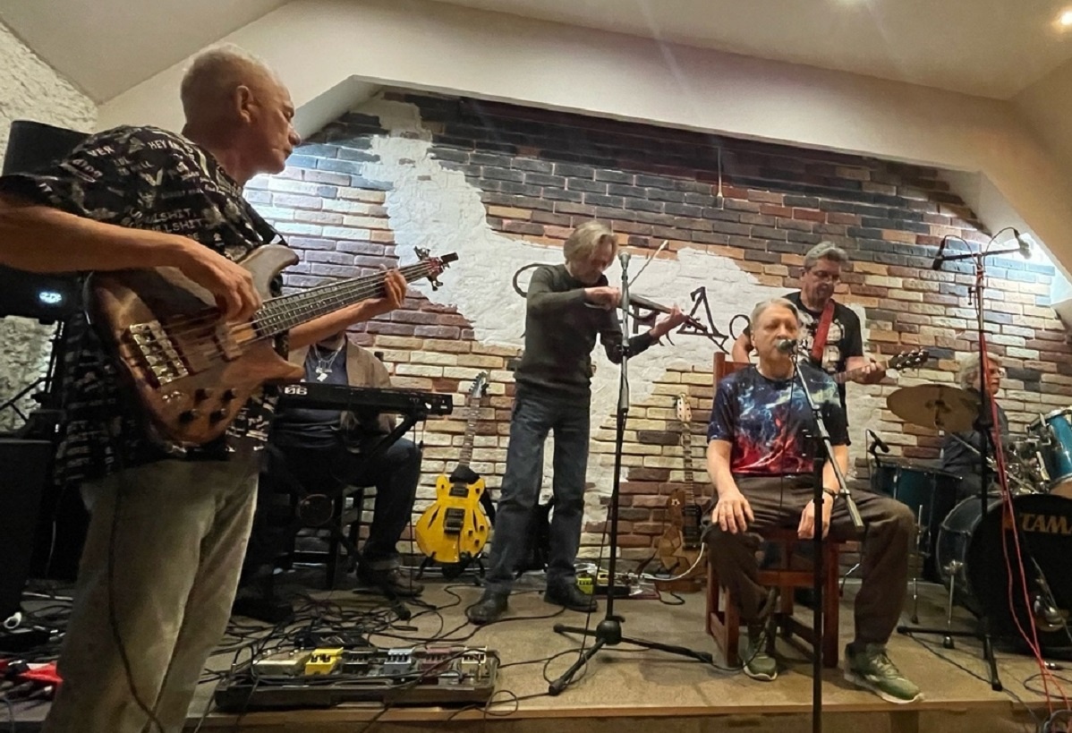    Алексей (у микрофона) был бессменным лидером группы МОПР