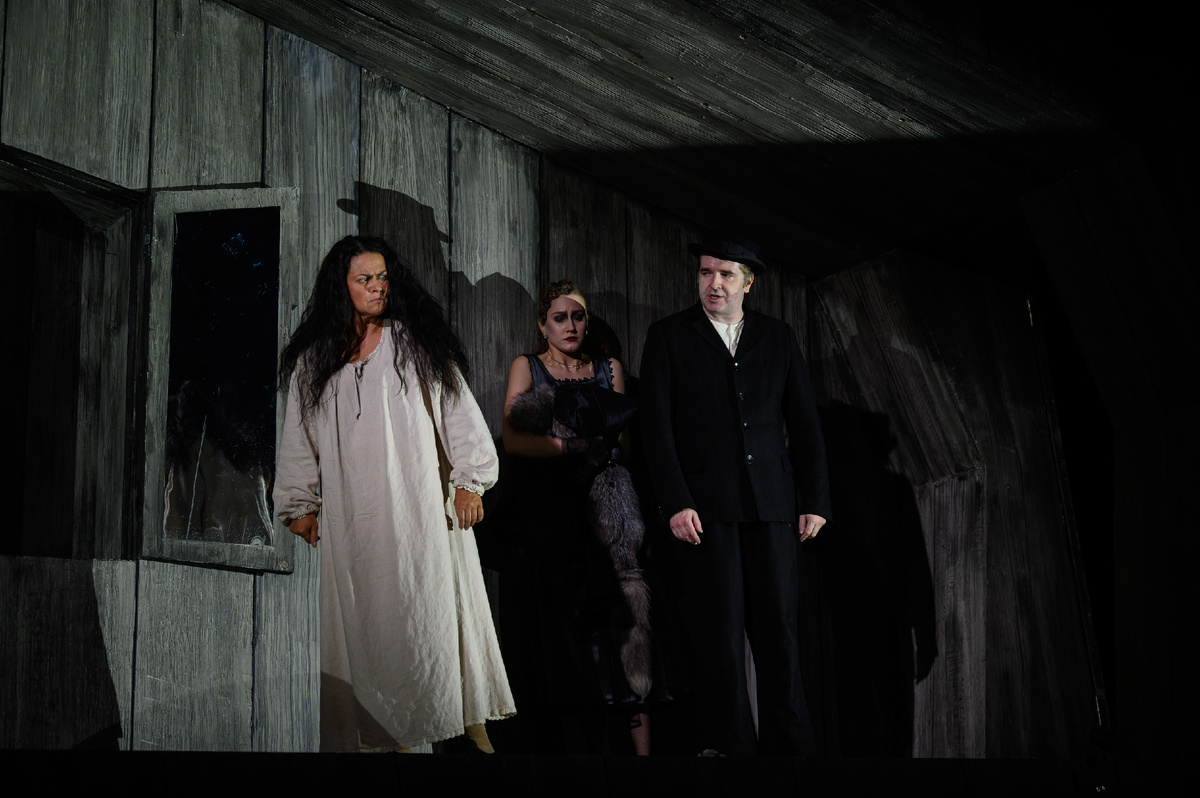 Сцена из спектакля "Самоубийца": Янина Колесниченко (Серафима Ильинична), Владислава Сухорукова (Клеопатра Максимовна) и Иван Волков (Подсекальников)