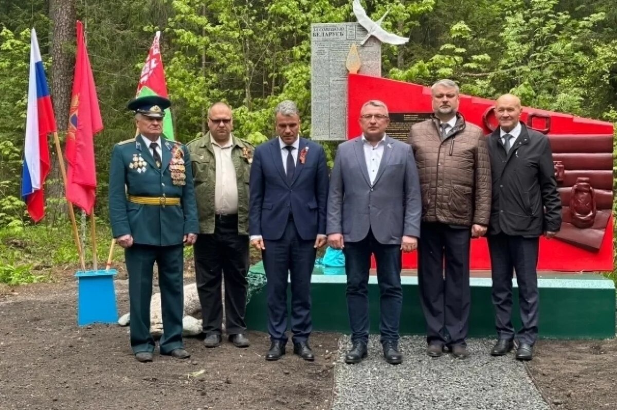    Макет памятника претерпевал изменения. В финальный вариант корректировки вносил скульптор из Санкт-Петербурга.