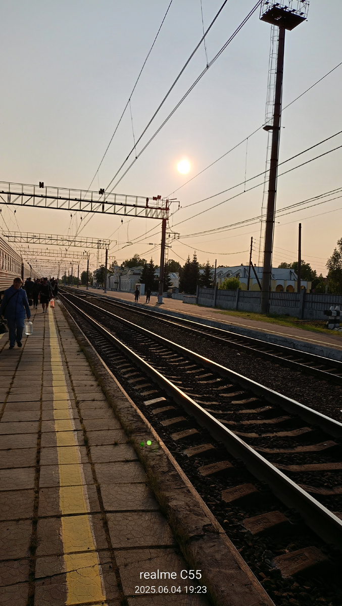 И три минуты помаршировала по такому перрону😄