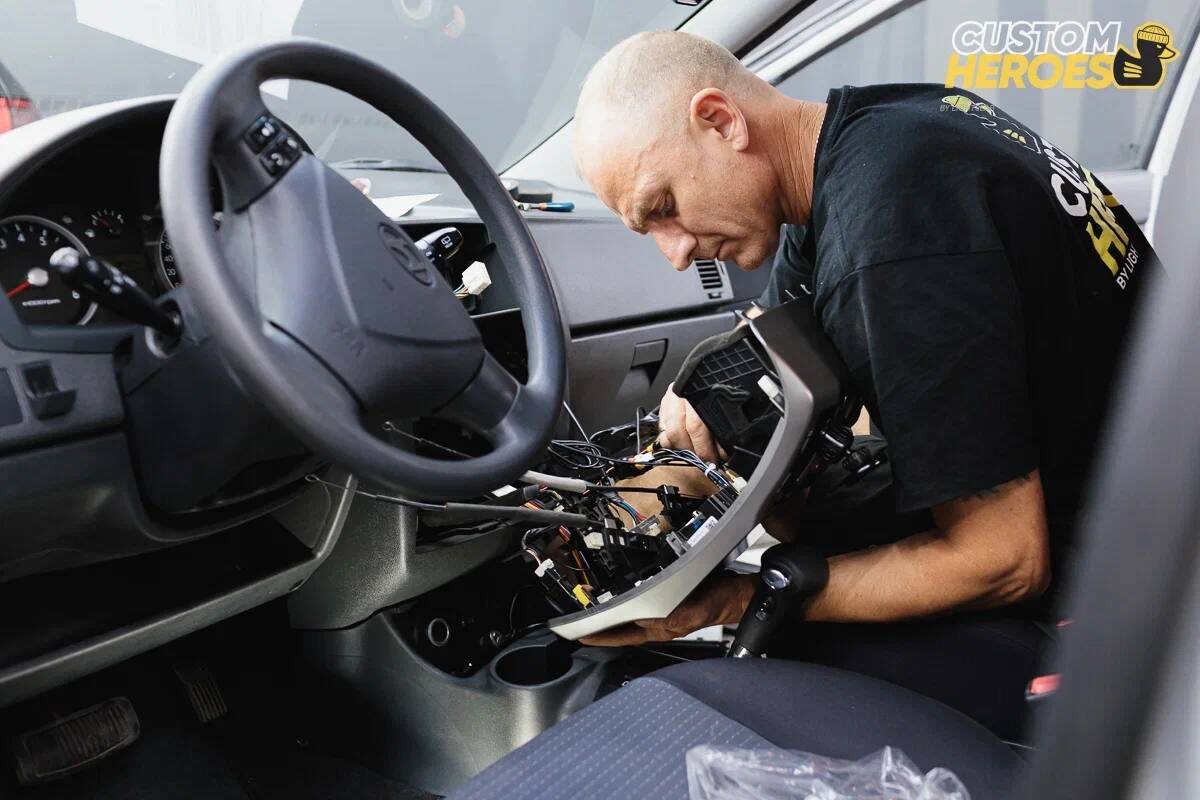 Источник фото :https://custom-heroes.ru/raboty/vid-uslugi/avtozvuk/osnaschaem-hyundai-getz-sovremennymi-tehnologiyami/