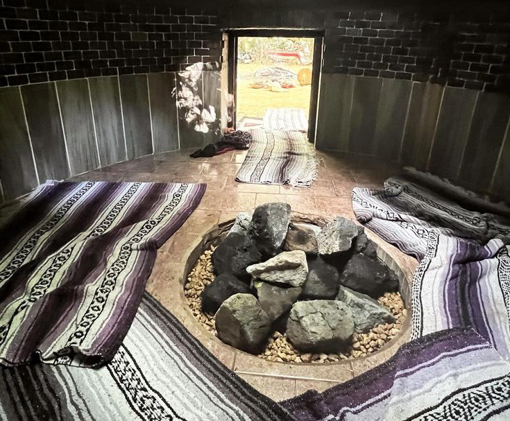 По центру темаскаля находится очаг, священный круг – место для нагретых камней. Фото pinterest.com.