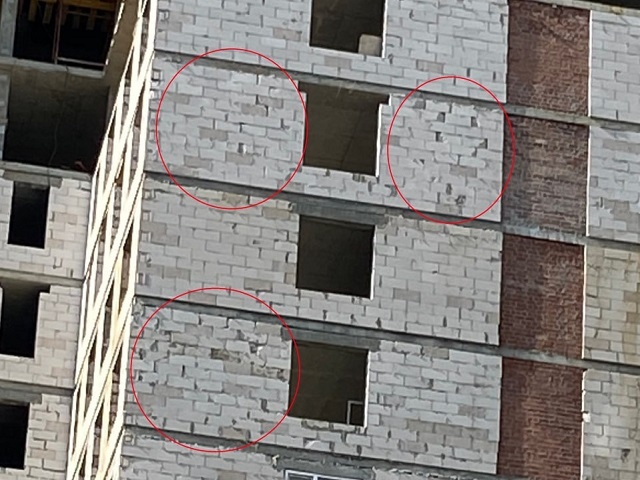 Стены возводимой коробки жилого многоквартирного дома: многочисленные сколы, выбоины на поверхности.