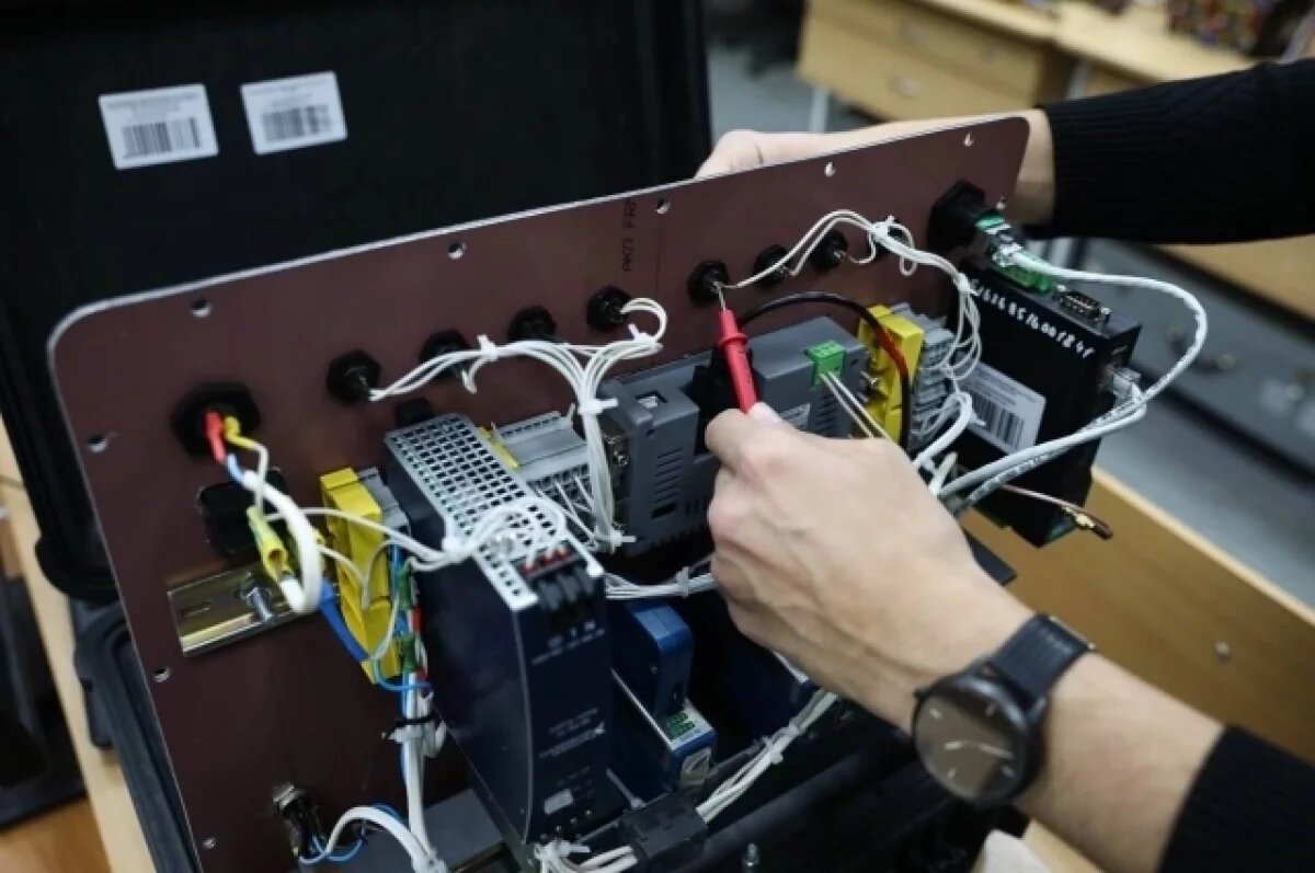    Студент из Ставрополя работает над устройством для измерения напряжения