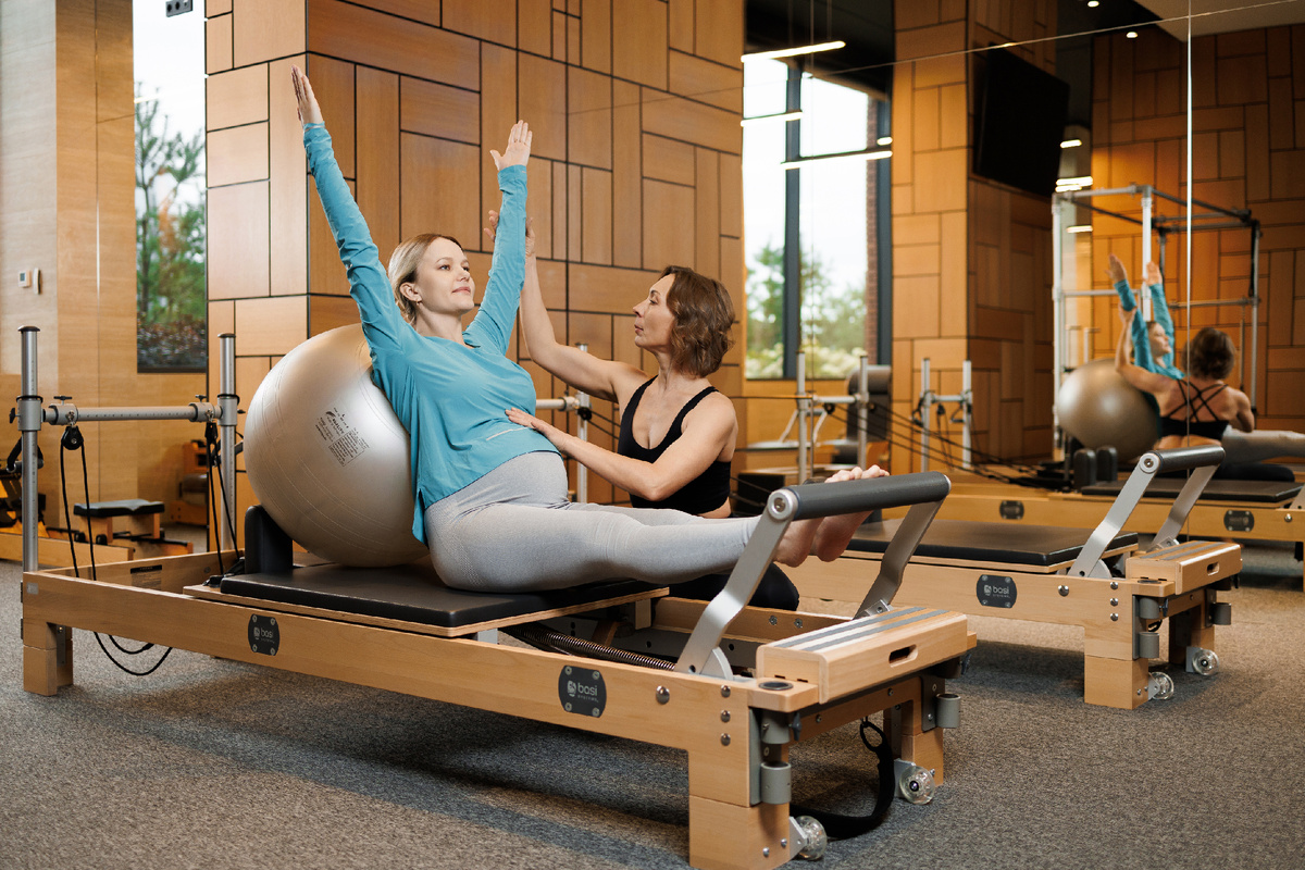 Многие врачи-гинекологи рекомендуют именно пилатес как наиболее щадящий и мягкий формат физической активности. Индивидуальная тренировка в студии Pilates RCC.