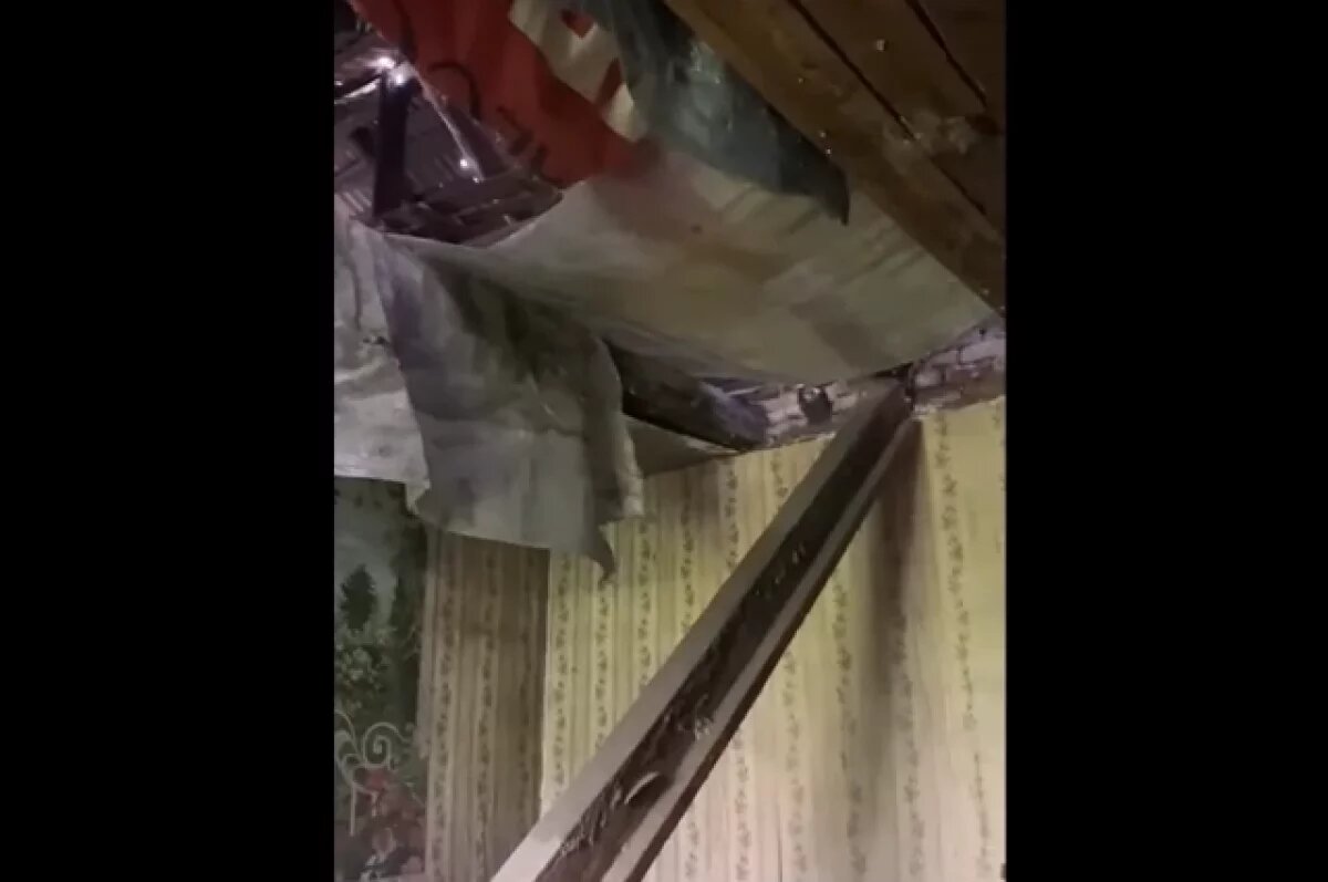    Омичи пожаловались на обвалившийся потолок жилого дома