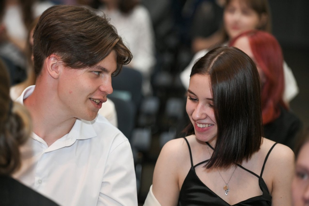    Поздравление золотых медалистов и стобалльников ЕГЭ из школ Карелии. Фото: "Республика" / Сергей Юдин