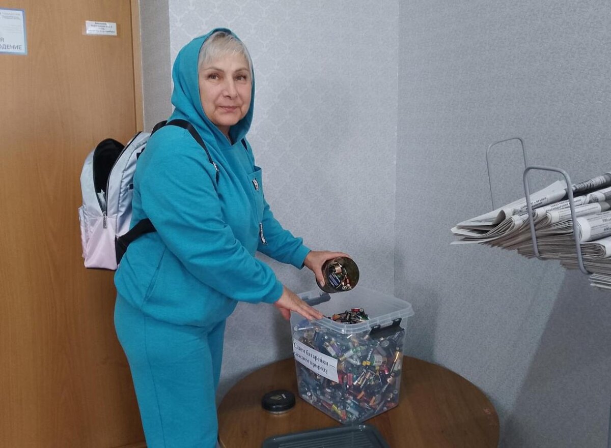   Жительница станицы Тбилисской Людмила Нетужилова про экологическую акцию узнала из наших соцсетей. За два года она собрала целую банку использованных элементов питания / фото Инны Сикорской