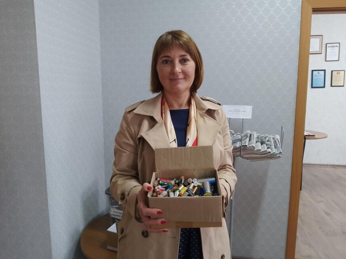    Педагоги и ученики второй школы станицы Тбилисской собрали коробку батареек. Их в редакцию принесла заместитель директора по воспитательной работе   
Наталья Золина / фото Инны Сикорской