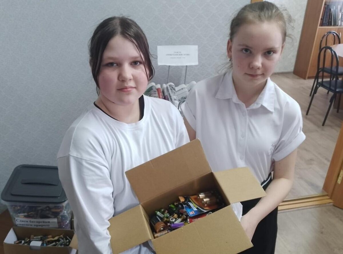    Целую коробку батареек принесли в редакцию Таня Прохорова и Настя Кравченко — ученицы 6 «А» класса школы №5. Вместе с классным руководителем Светланой Заседко и одноклассниками они собрали целую коробку батареек / фото Инны Сикорской