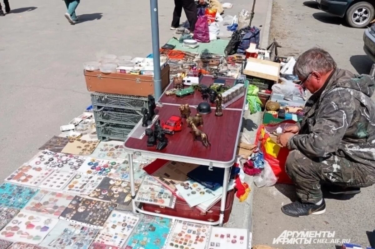    Торгуют на блошином рынке прямо с асфальта.