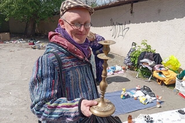    Акулов купил индийский подсвечник. Фото: АиФ-Челябинск/ Надежда Уварова