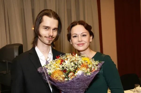    Ирина Безрукова с сыном. Фото: ВК