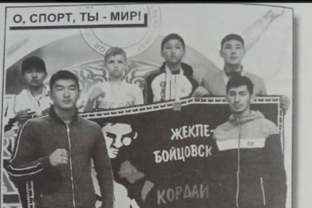 Кирилл в первом ряду (второй слева)