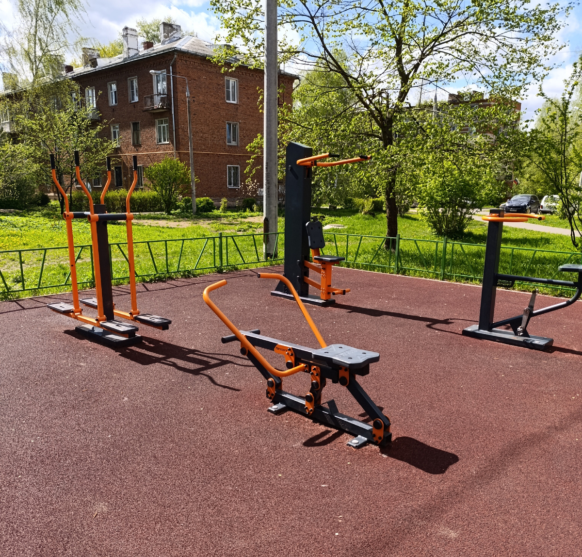 Как-то пошла далеко гулять и нашла бесплатную качалку на свежем воздухе))