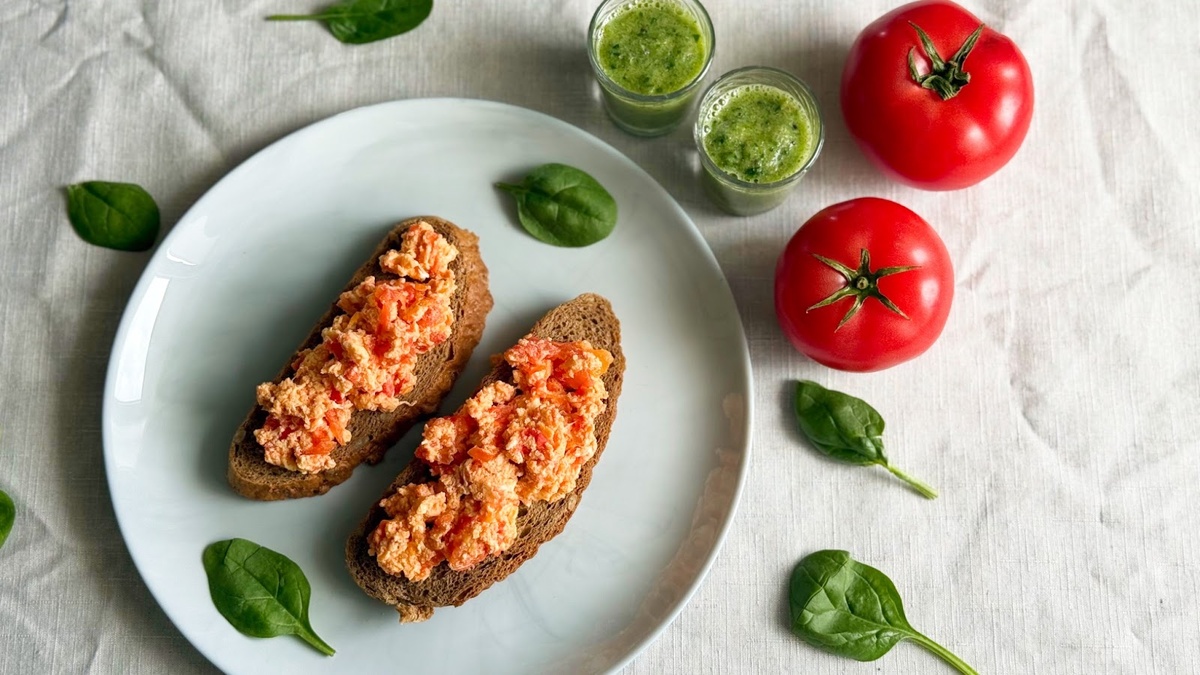 Здесь: зеленый смузи + бутерброды с яйцом и помидорами