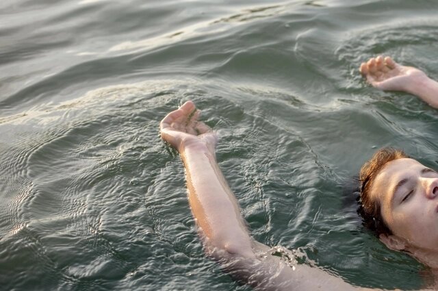    Купание в местах не предназначенных для этого - может стоит жизни. Фото: freepik.com