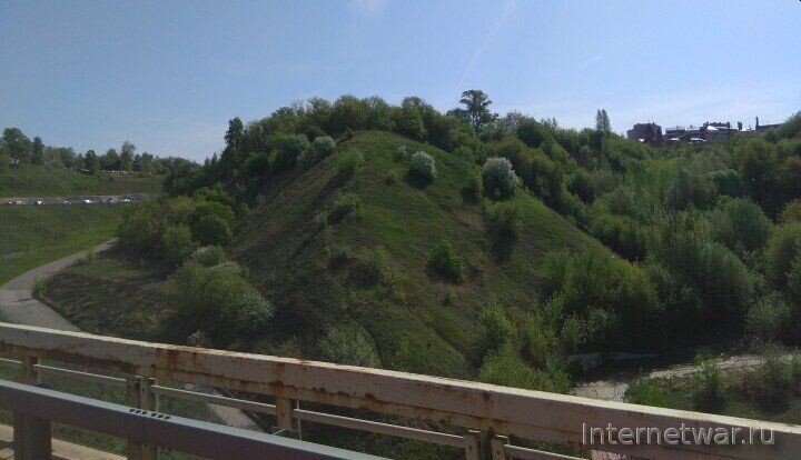 Мыс между Большим и Малым Красными оврагами в Нижнем Новгороде. На нем в XV веке располагался Городок (малый город). Вид с Метромоста.