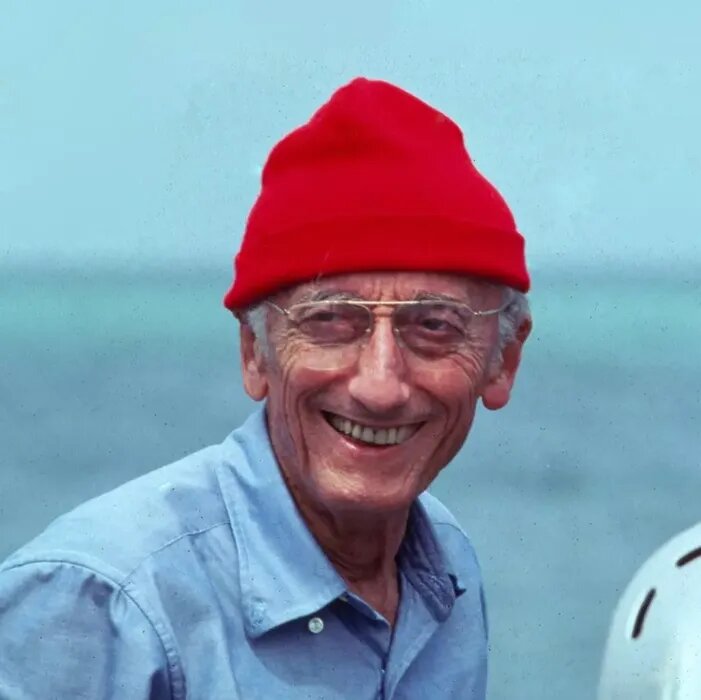 Жак-Ив Кусто. Символ Кусто, не менее узнаваемый, чем «Калипсо» – красная вязаная шапочка. Такие традиционно надевали английские рыбаки. Компания Heinke, ведущий производитель оборудования для подводников, включила красную шапочку в свой стандартный набор. 
Сегодня некоторые изготовители шапок называют красные вязаные модели в честь легендарного француза.